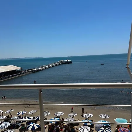 Dion'S Beachview Apartment 아파트